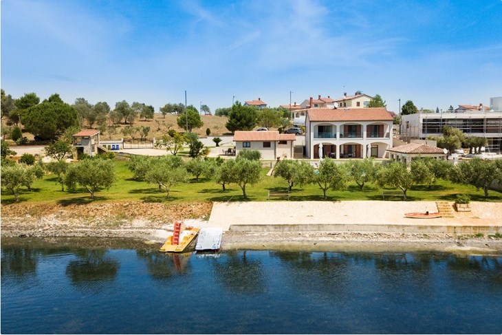 Sve se jasno vidi - Villa Zuccon i betonirana obala (FOTO: villazuccon.com)